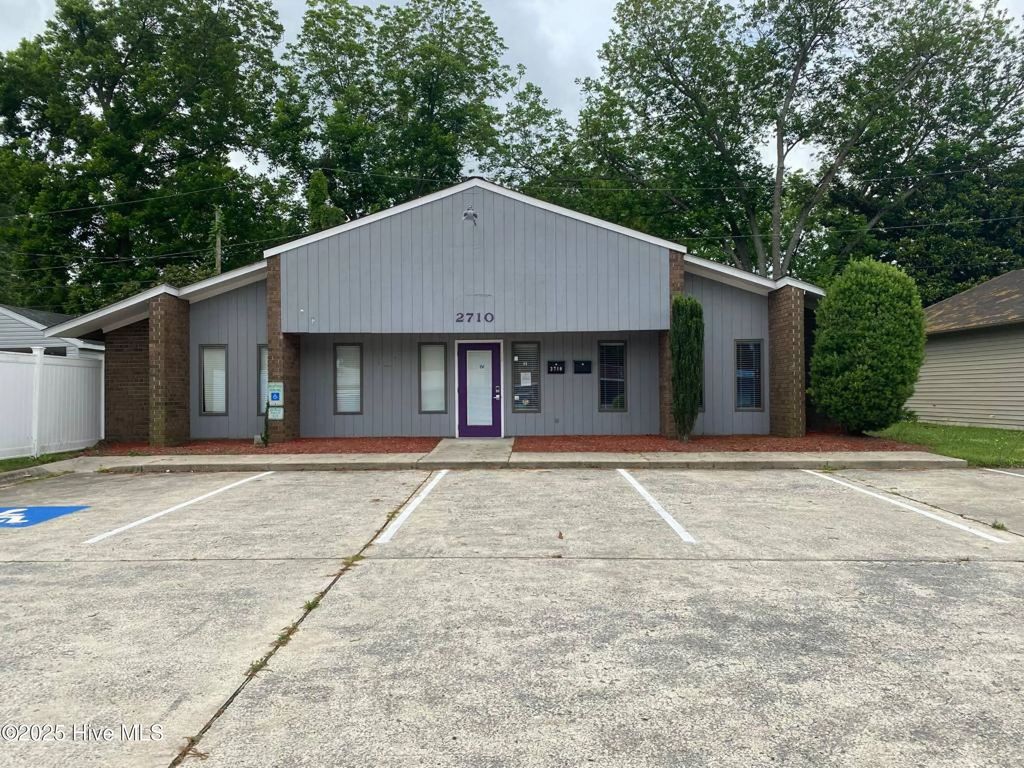 2710 E 10th Street, Greenville