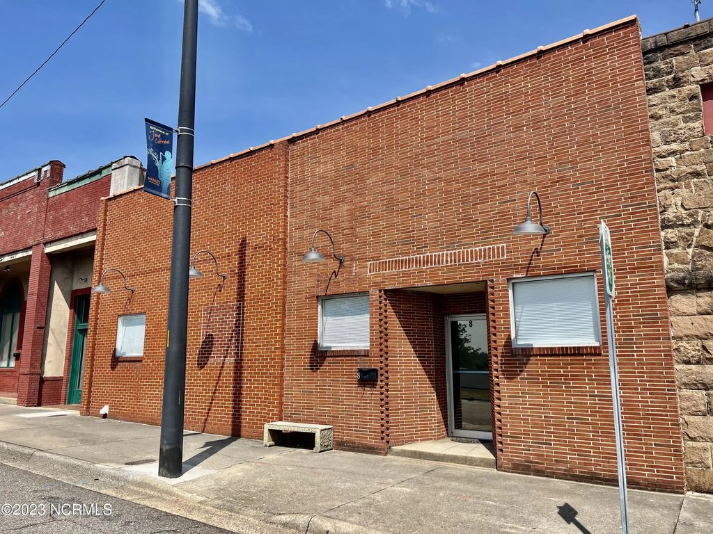 8 Front Street, Hamlet