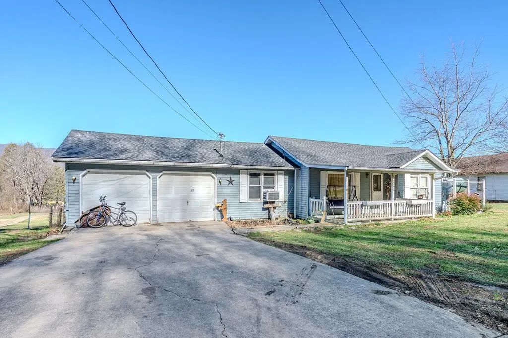 385 Aquone, Andrews