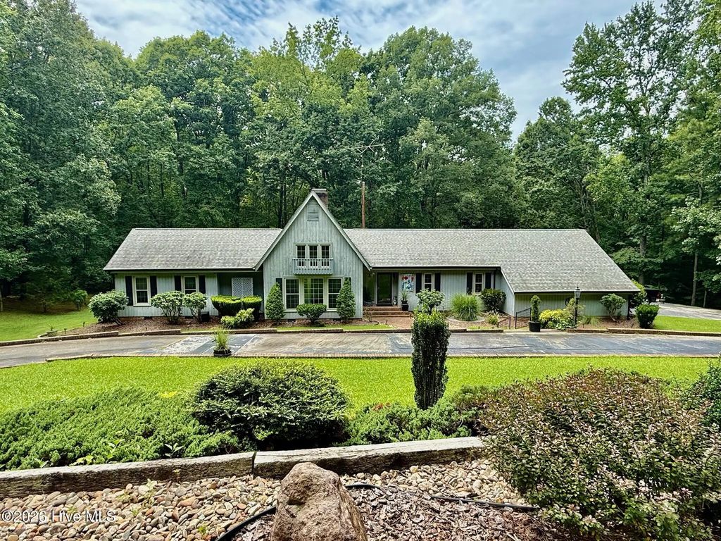 102 W Beaver Creek Road, Wadesboro