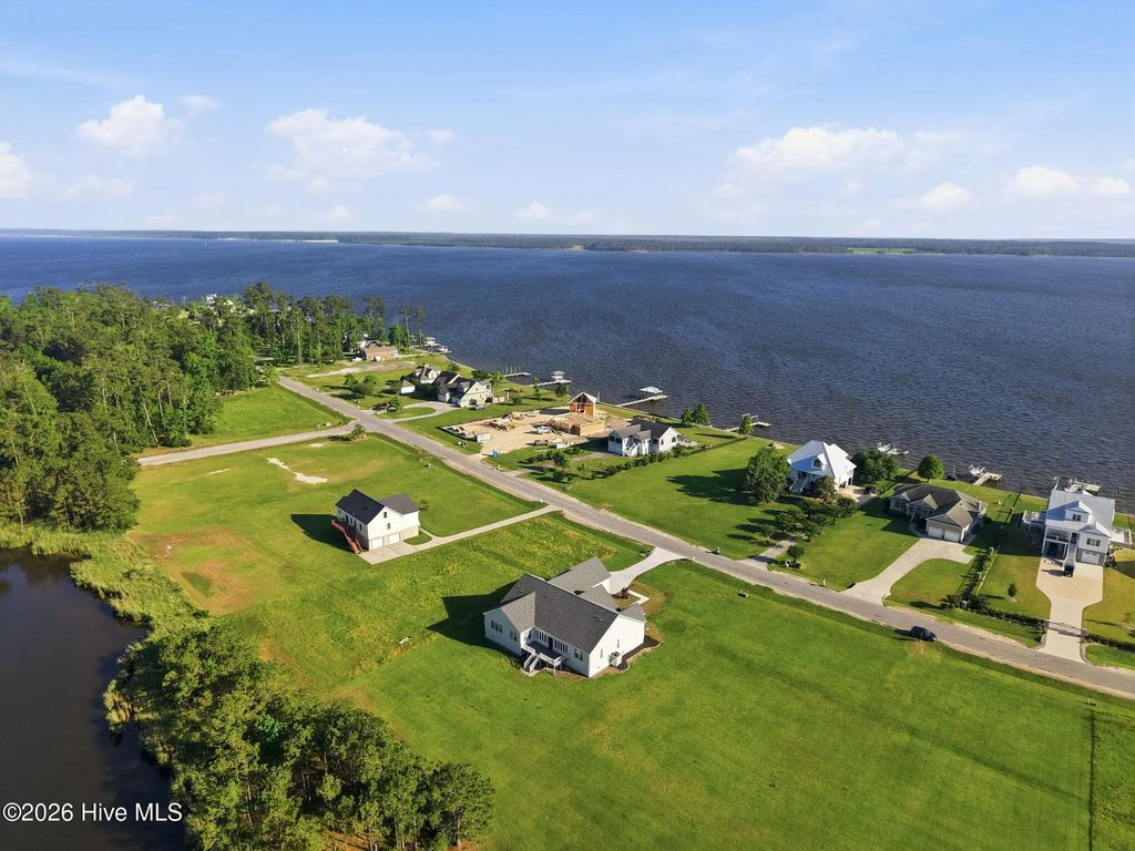 117 E Dowry Creek, Belhaven