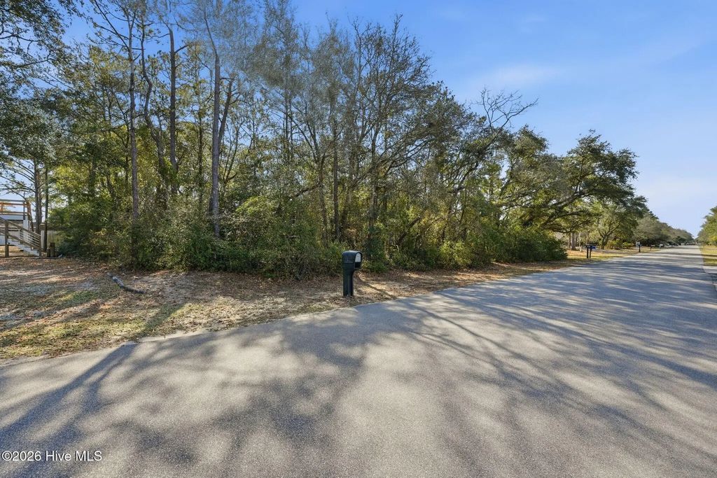 142 Nw 1st Street, Oak Island