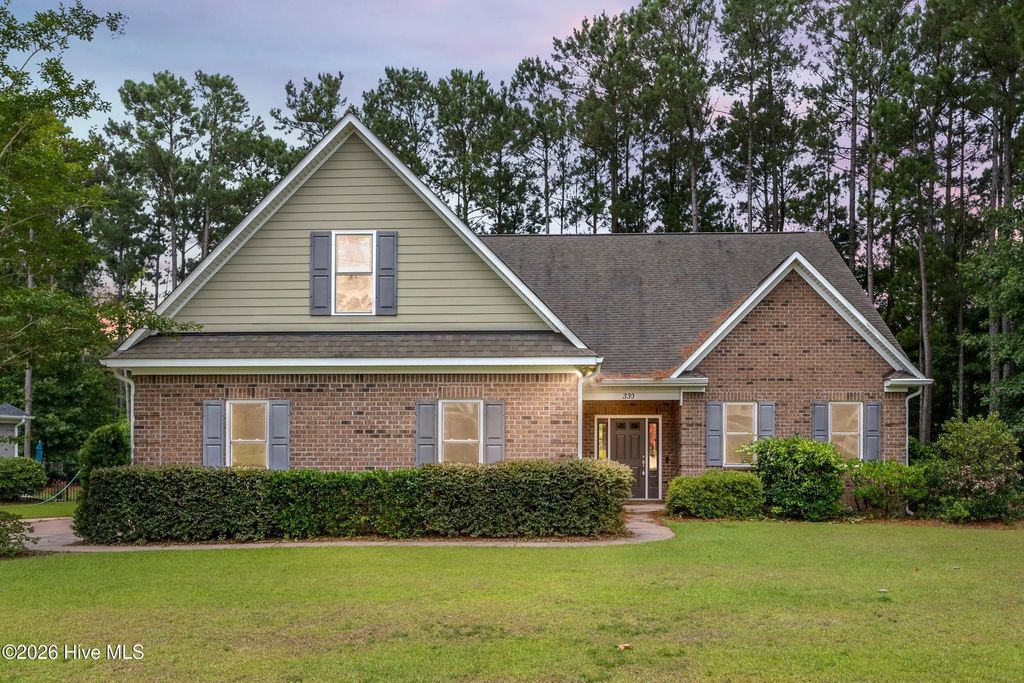 330 Crown Pointe Drive, Hampstead