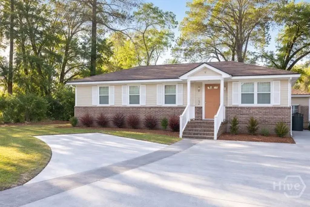2344 & 2344 1/2 Camelia Court, Savannah