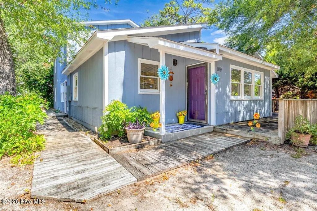 109 Ne 30th Street, Oak Island