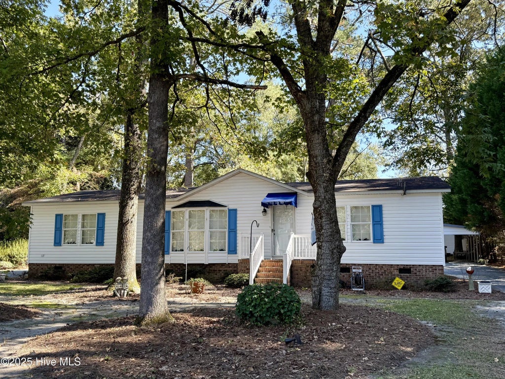 902 Aberdeen Road, Laurinburg