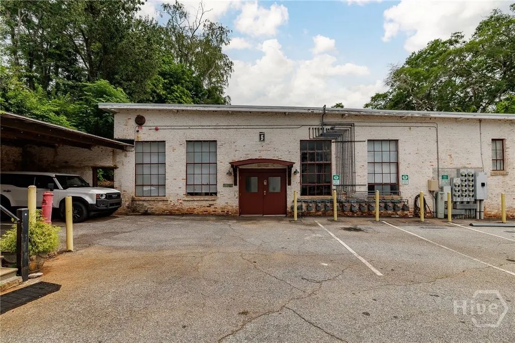 585 White Circle 504, Athens