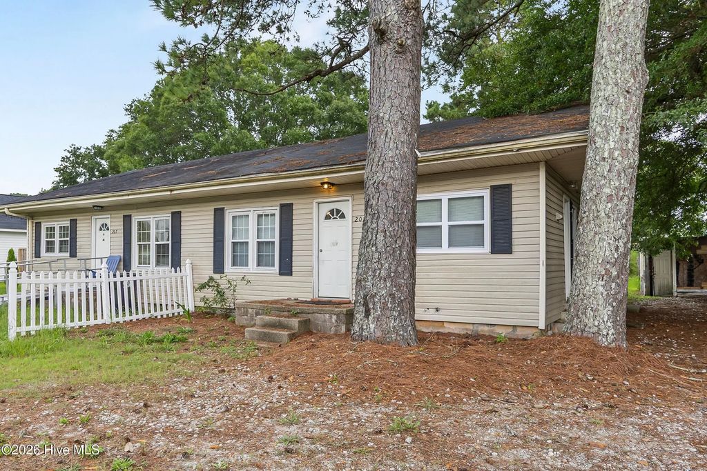 207 W Bridgers Street, Burgaw