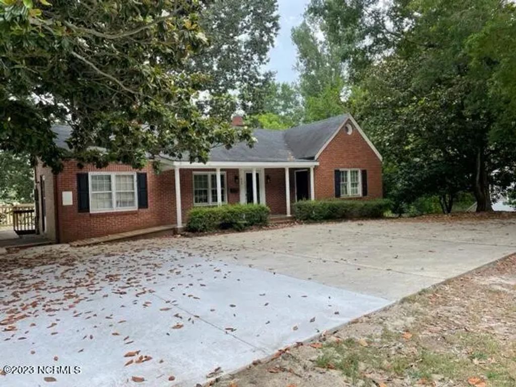 928 N Main Street, Louisburg