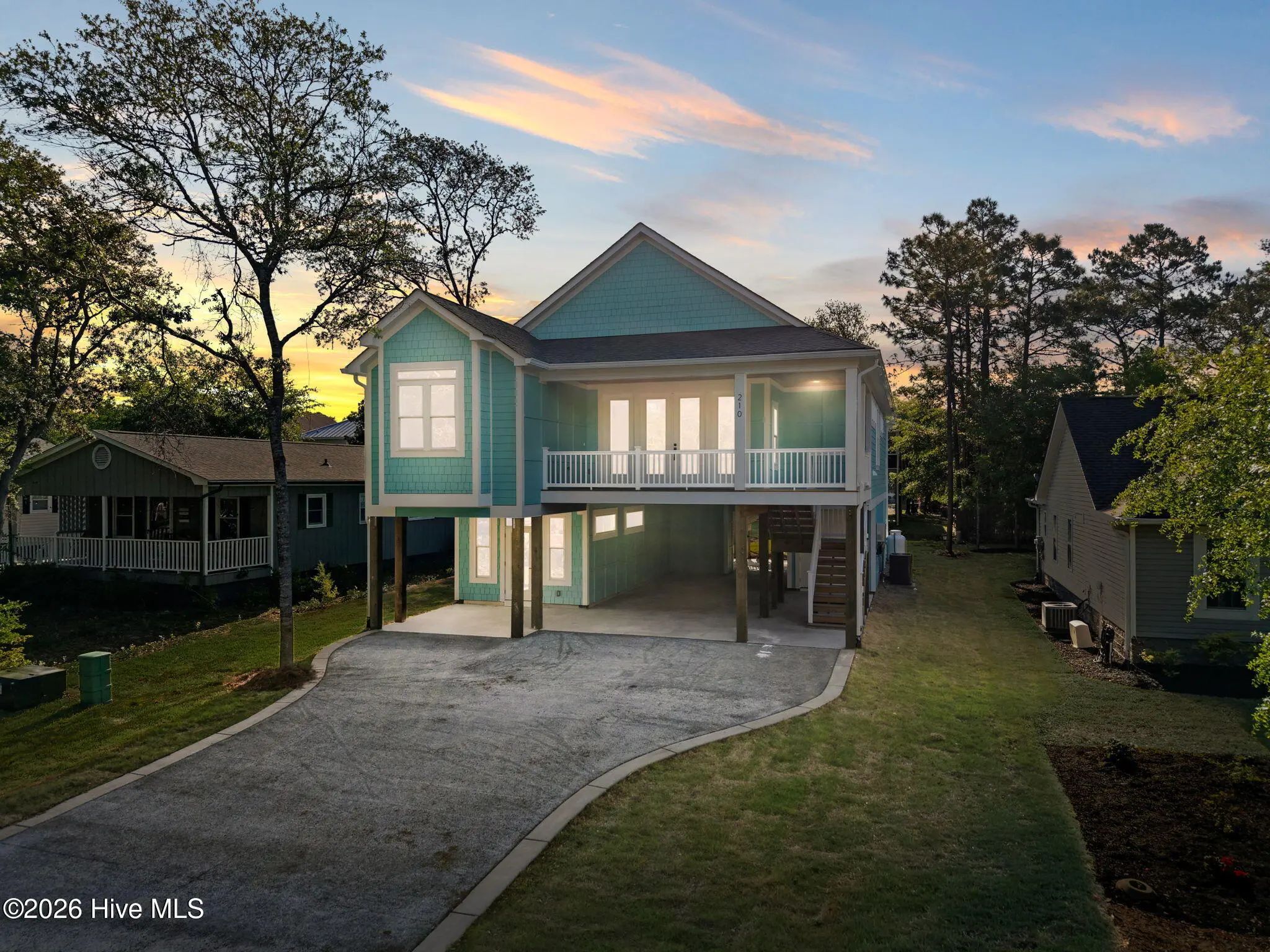 210 Ne 34th Street, Oak Island