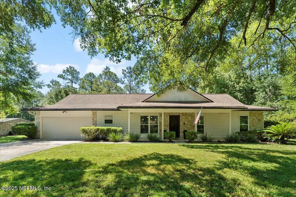 1275 Surrey Glen, Middleburg