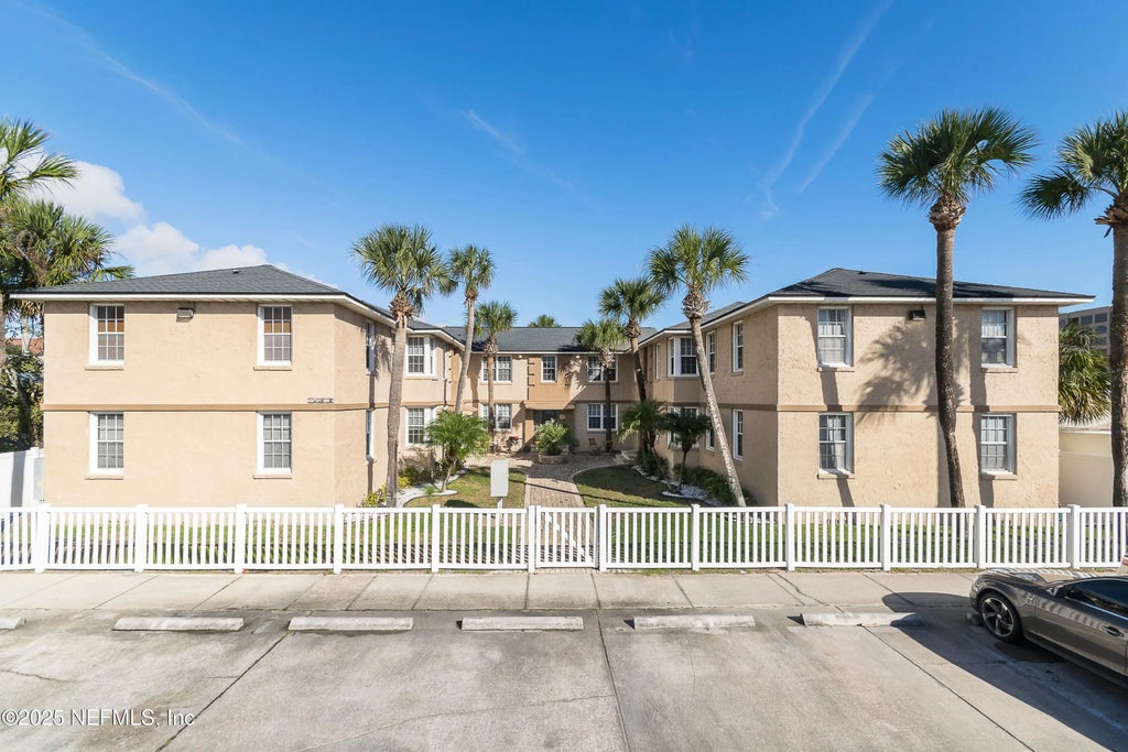 319 1st Avenue N 2-e, Jacksonville Beach