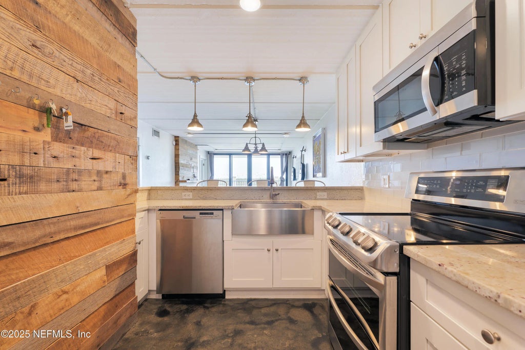 275 1st Street S 102, Jacksonville Beach