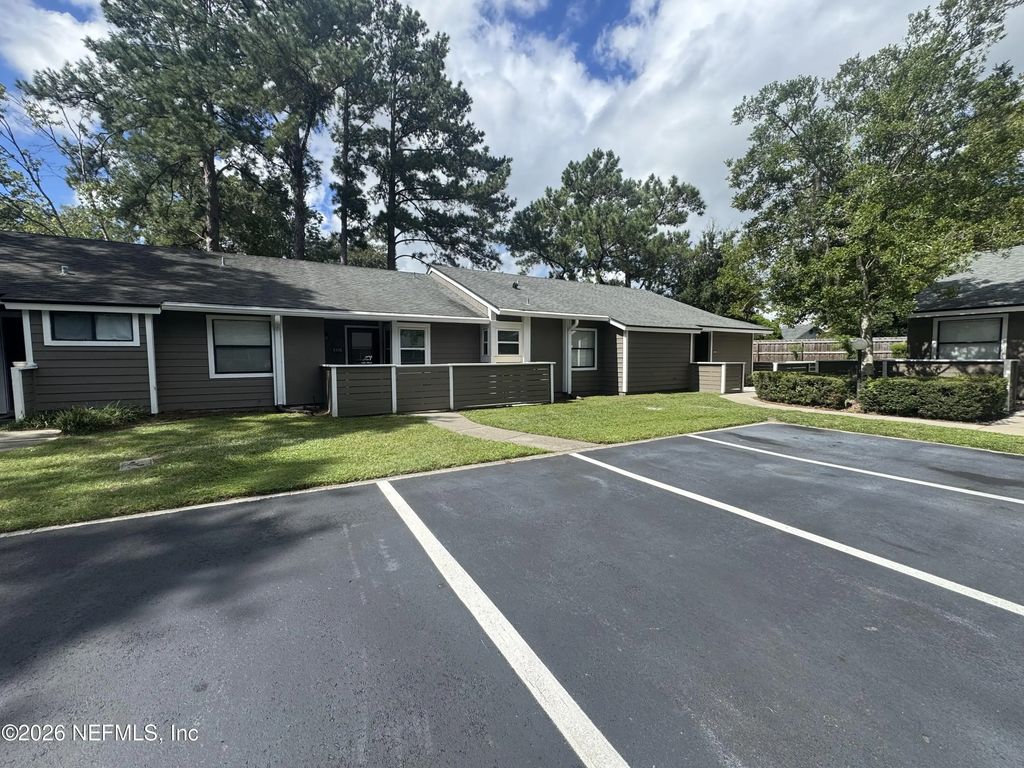 8428 Long Meadow Circle N, Jacksonville