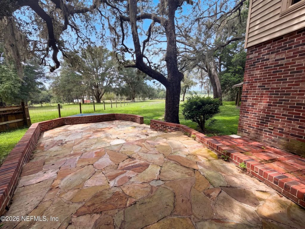 8042 County Line Road, Melrose