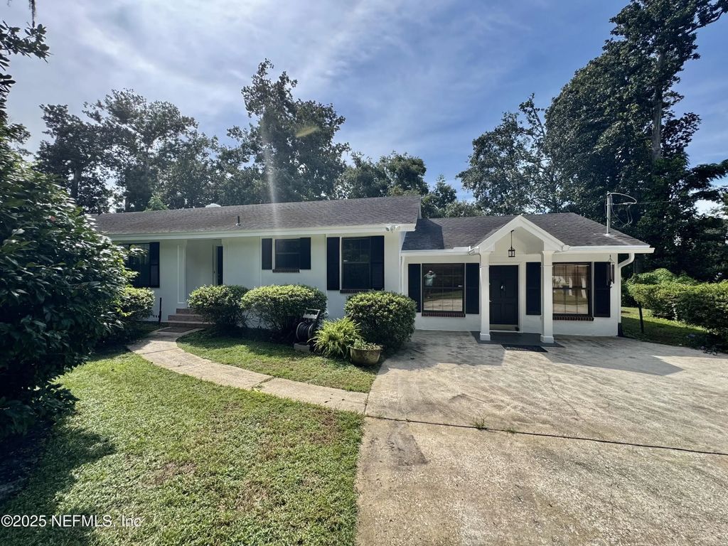 1692 E Holly Oaks Lake Road E, Jacksonville