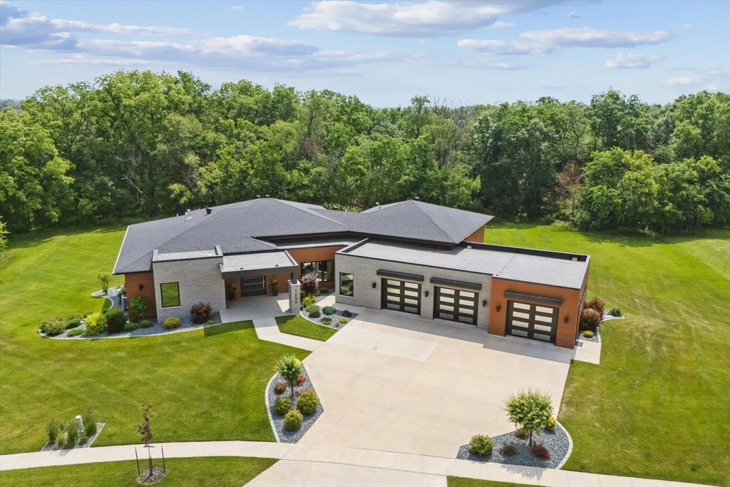 1258 Cherry Ridge Ct, Dubuque