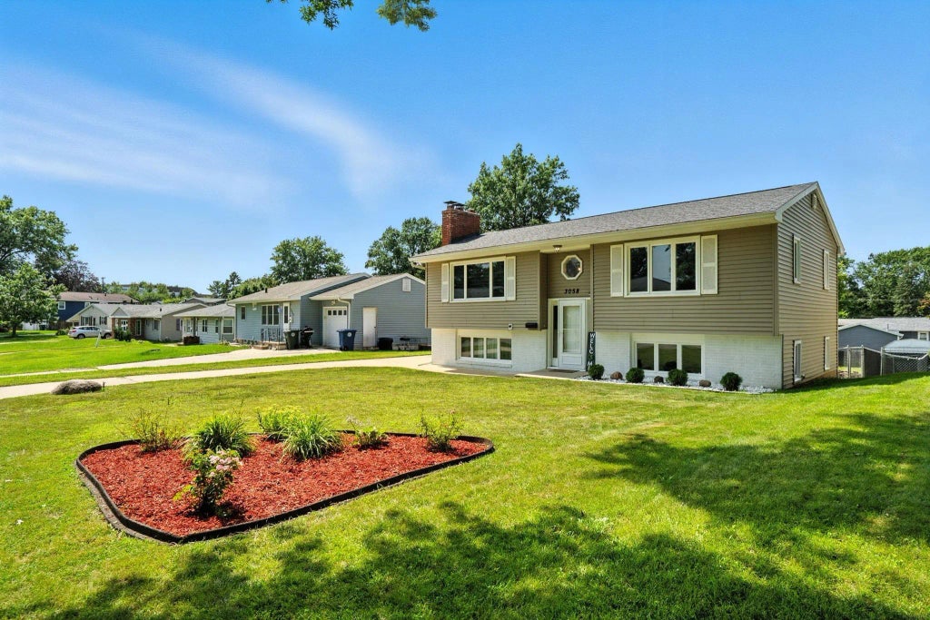 3058 San Salvador, Waterloo