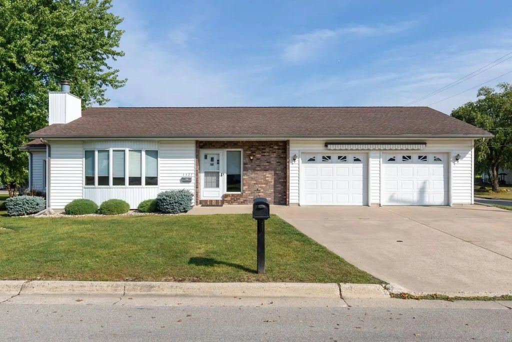 1327 Circle, Aplington