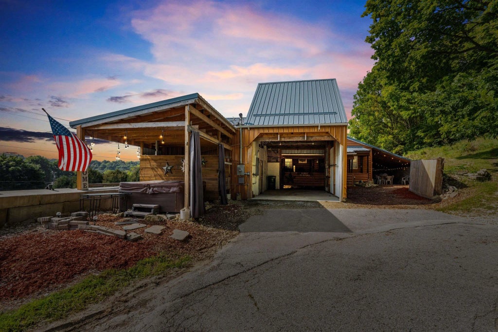 502 Volga Rd, Elkader