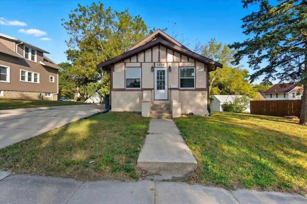 1710 College Street, Cedar Falls