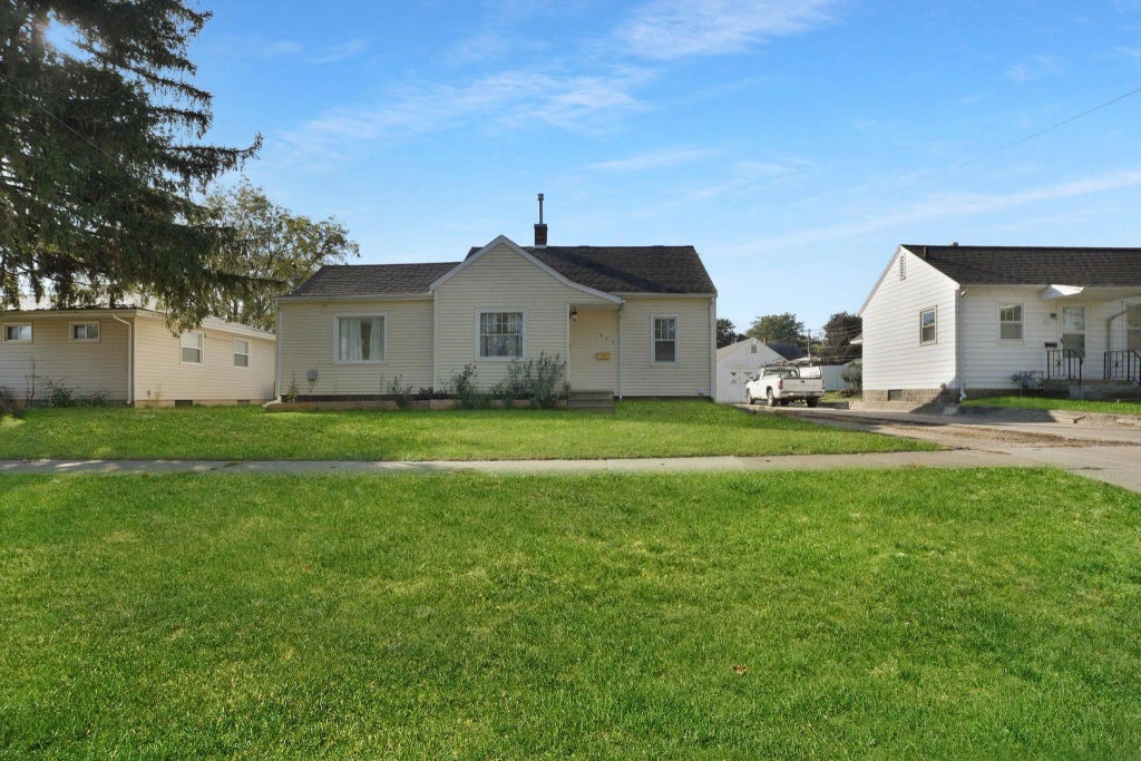 922 E E Mitchell, Waterloo