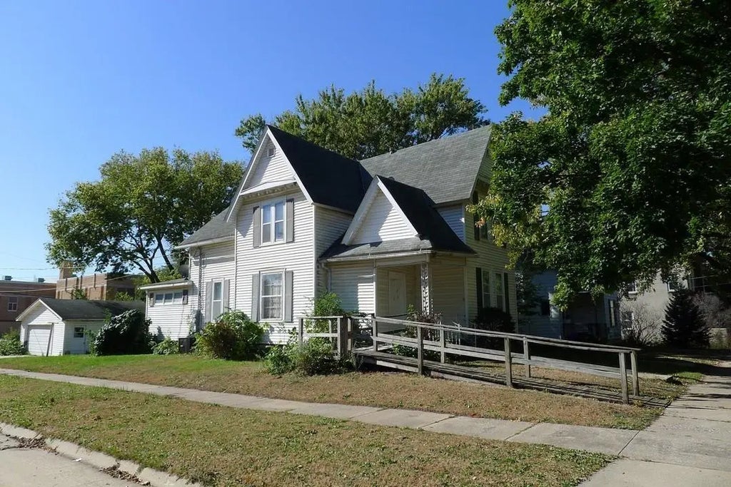 106 7th Avenue, Charles City