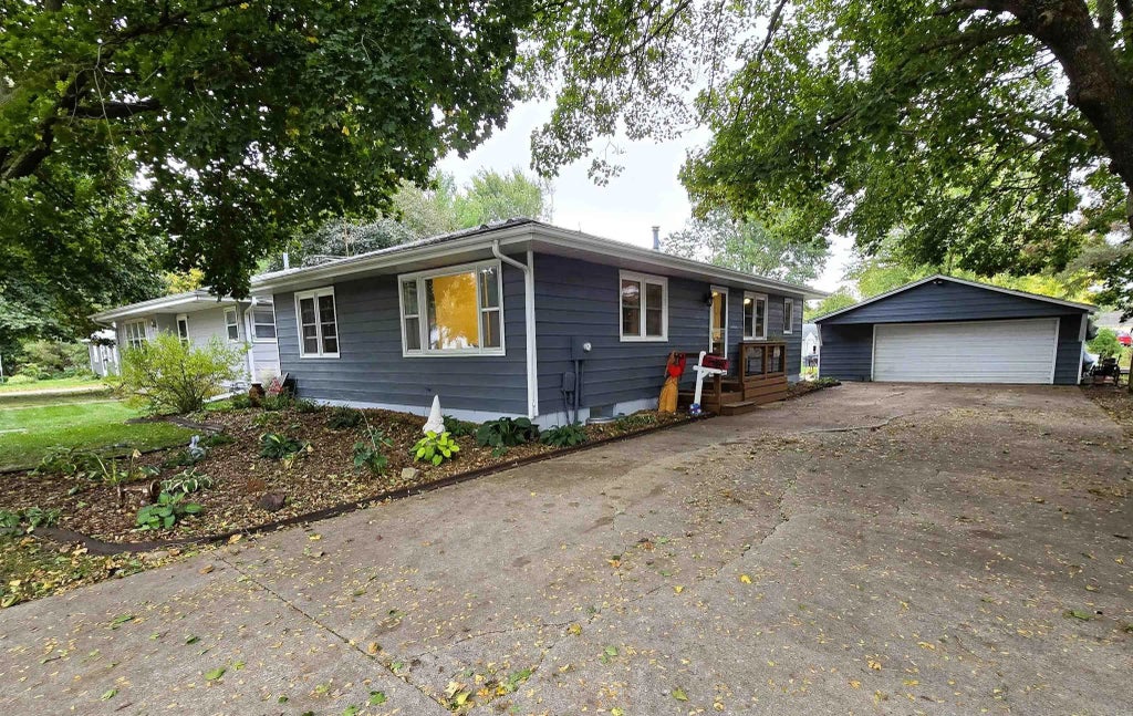 805 Iowa Street, LaPorte City