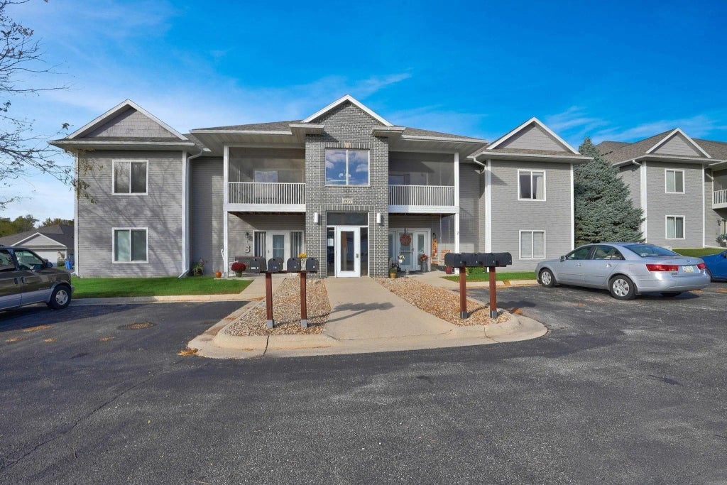 2627 Orchard Drive 6, Cedar Falls