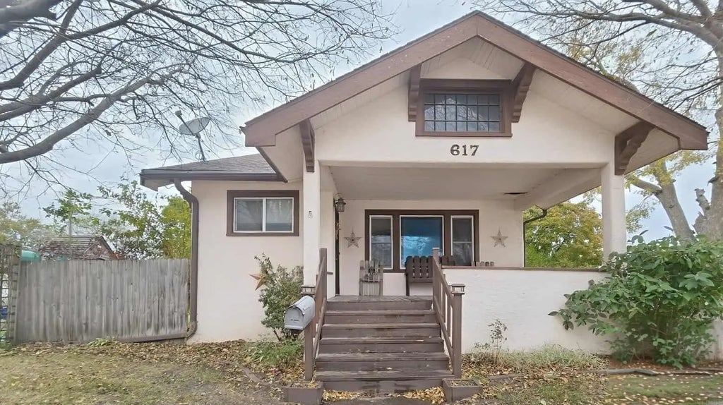 617 E Charles, Oelwein