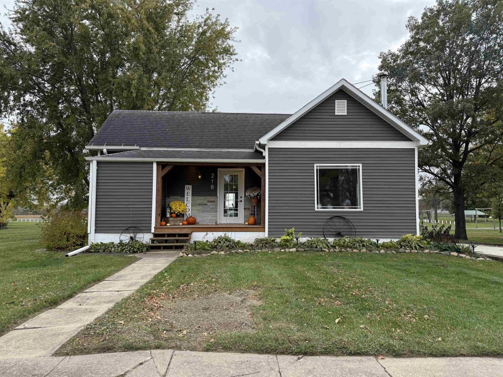 218 Pearl St, Hawkeye