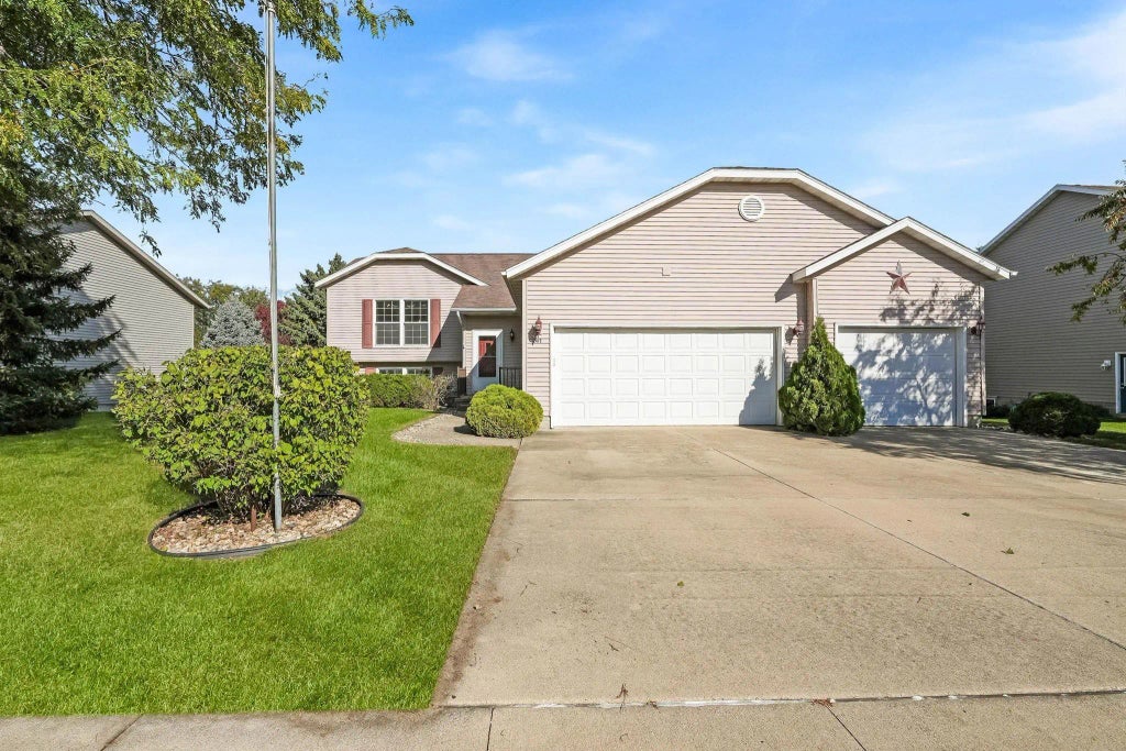 2412 W Bremer Avenue, Waverly