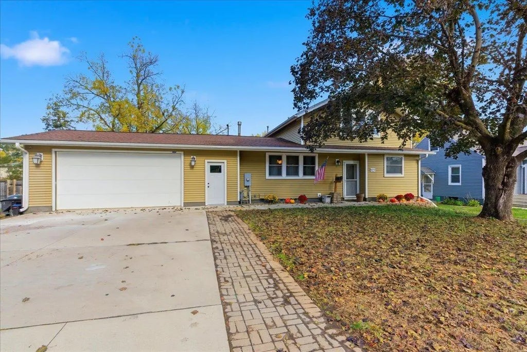 927 W 14th Street, Cedar Falls