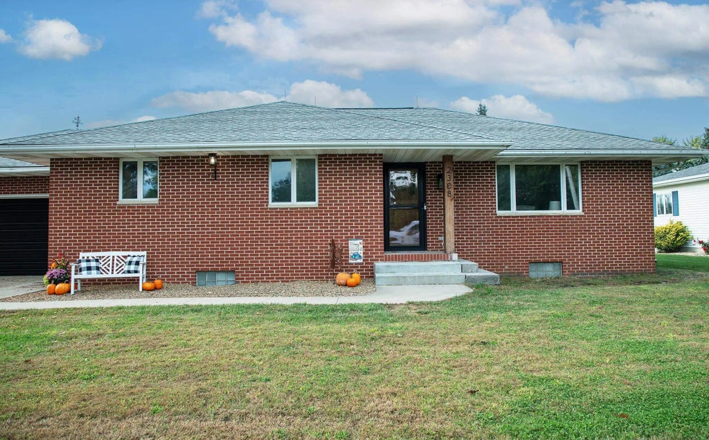 2308 W Bremer Ave, Waverly