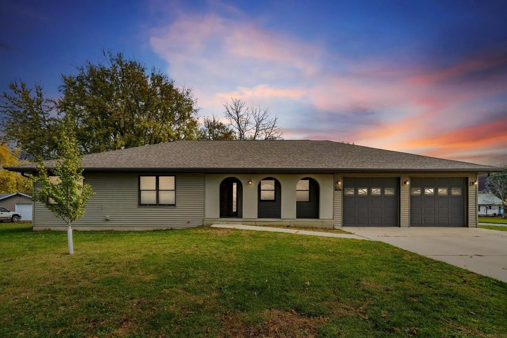 15 10th Ave Nw, Oelwein