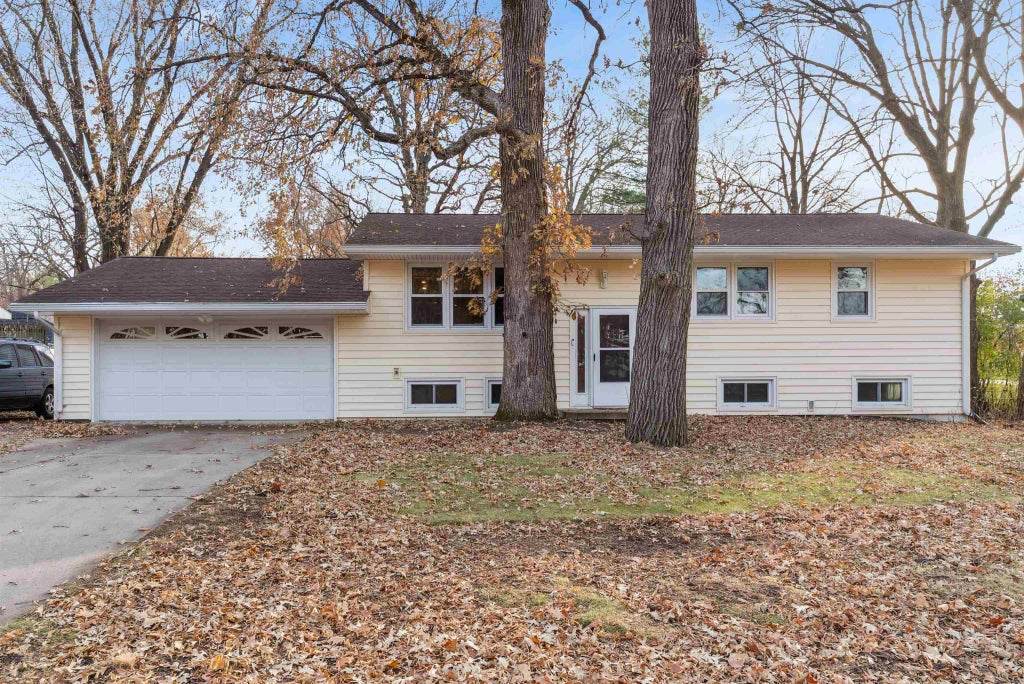 1616 S Forest Road, Cedar Falls