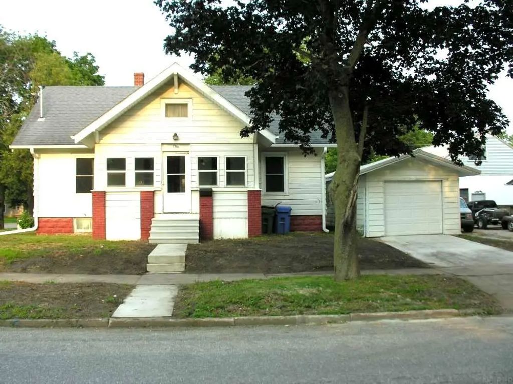 706 N Grand Avenue, Charles City
