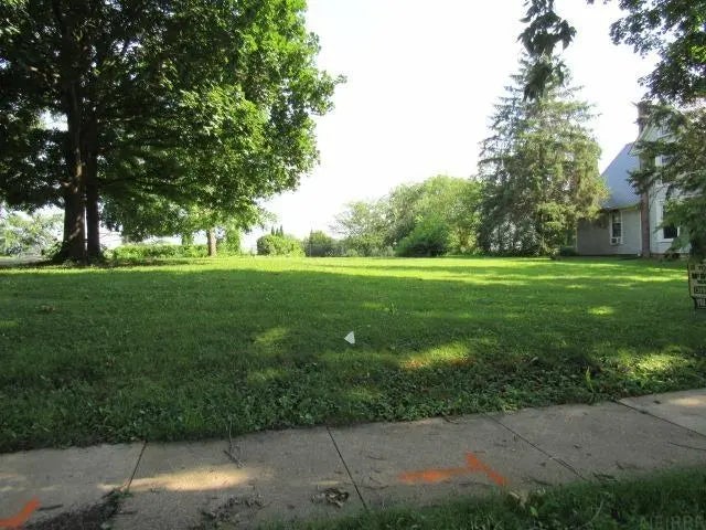 W 1st Street, Monticello