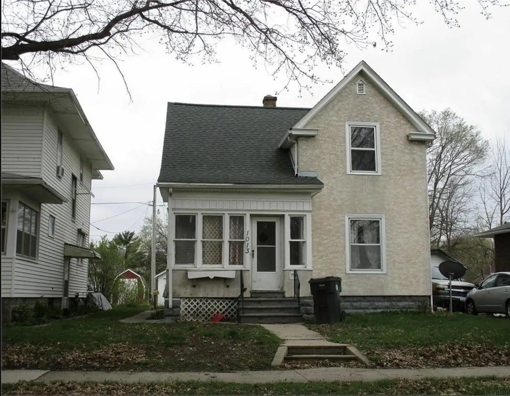 1013 W 6th St, Waterloo