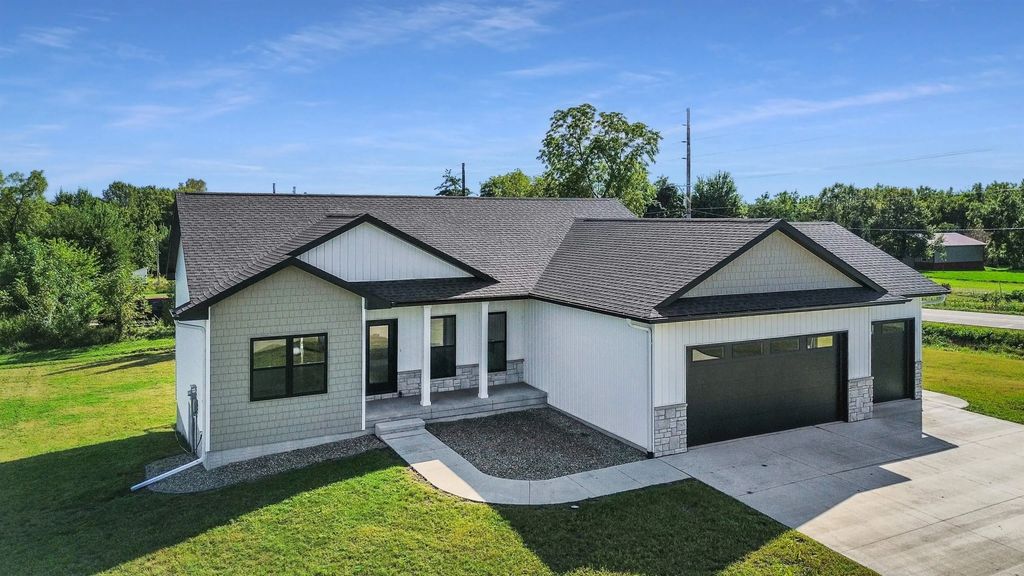 101 Pine Ridge Road, New Hartford