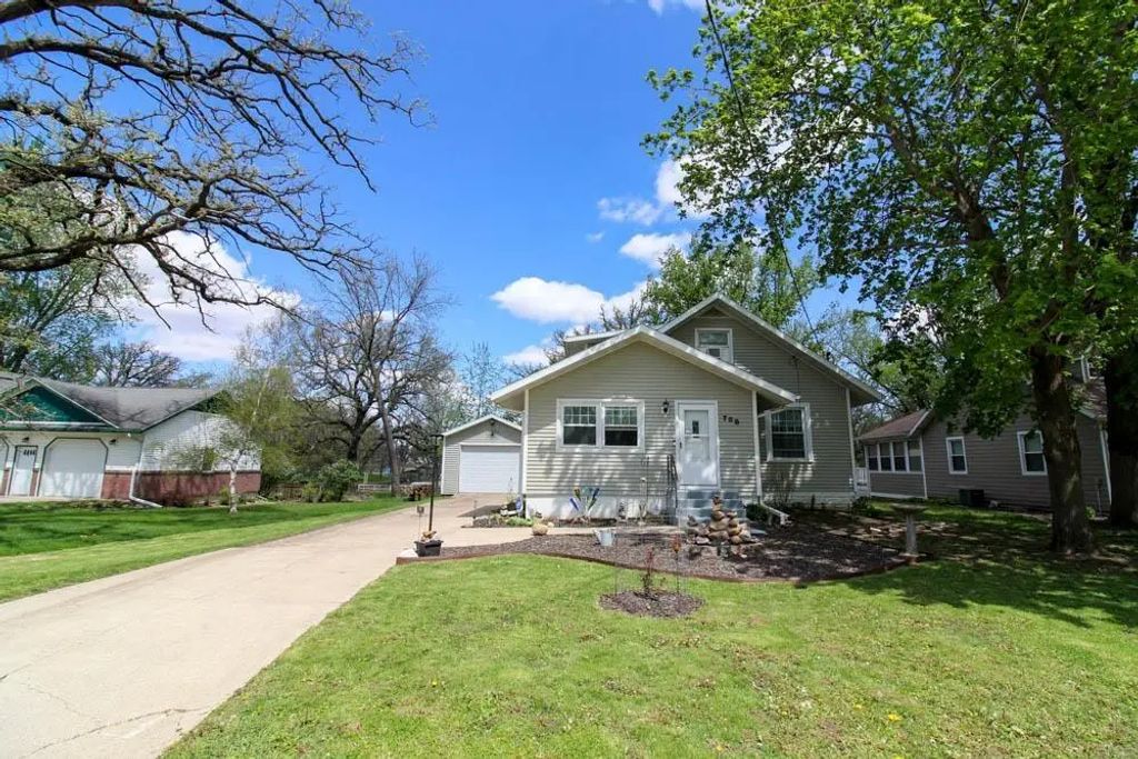 708 17th Avenue, Eldora