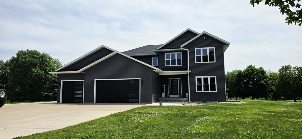 2988 Cottonwood Place, Charles City