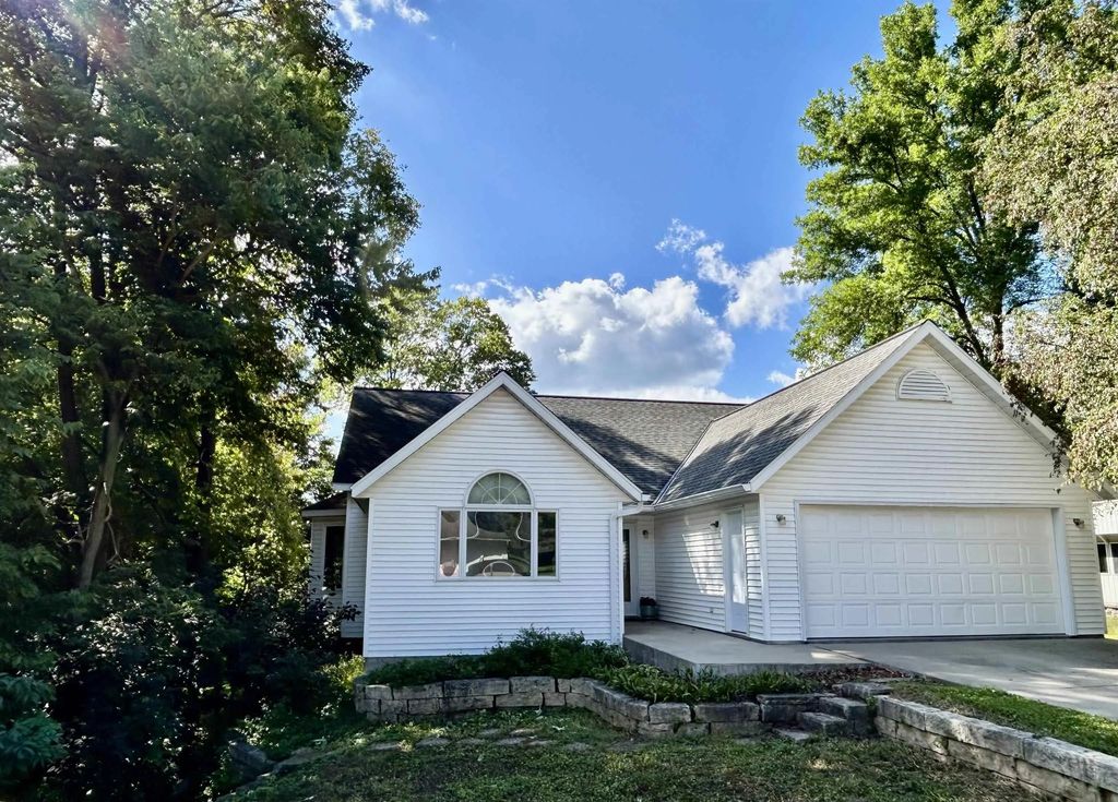 903 Ridge Road, Decorah
