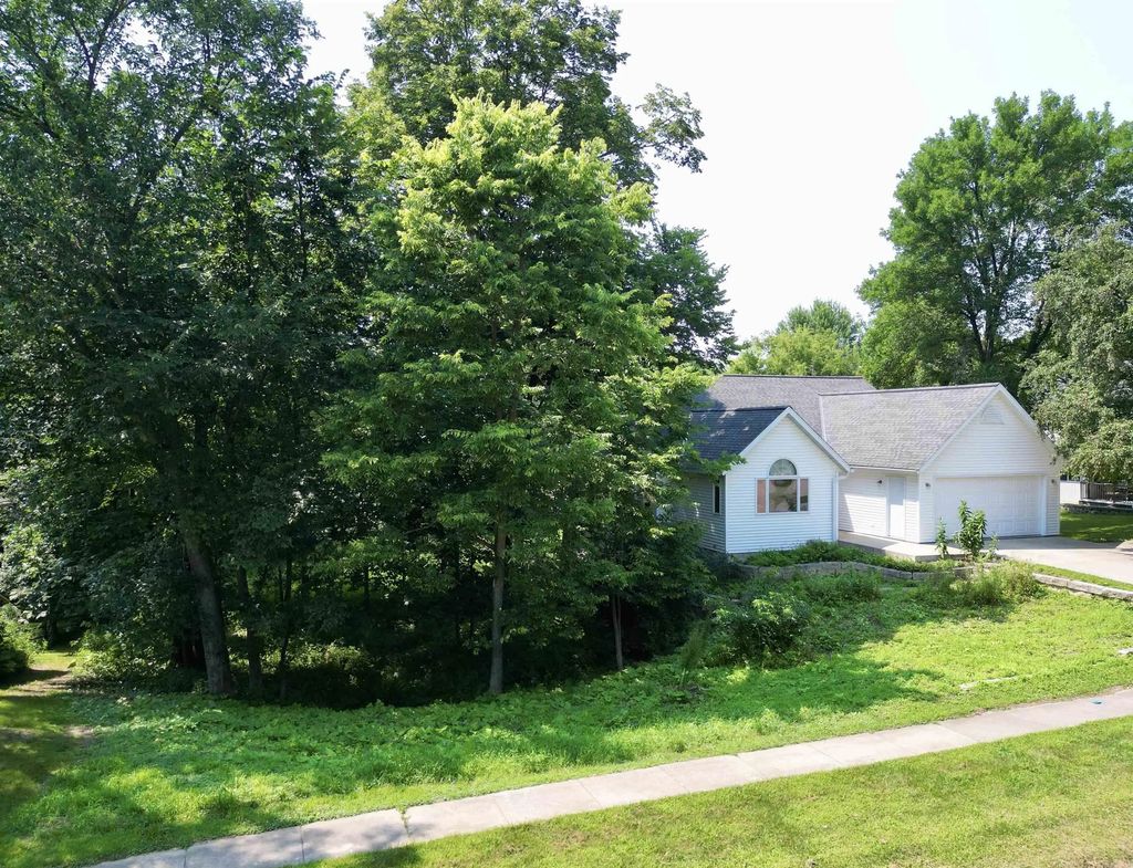 903 Ridge Road, Decorah