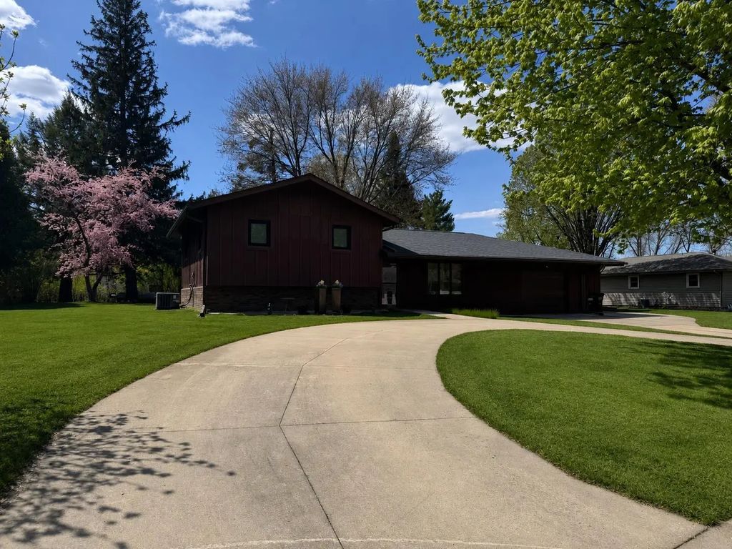 305 W 3rd Street, Riceville