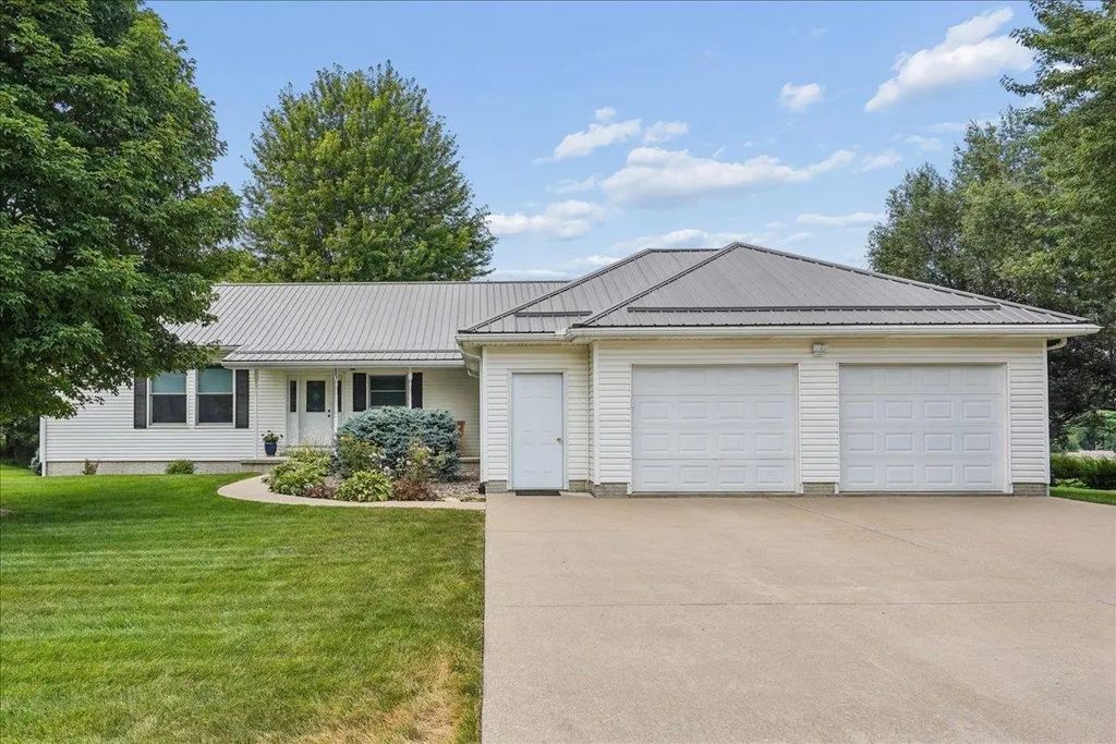 385 Hickory Lane, Lansing