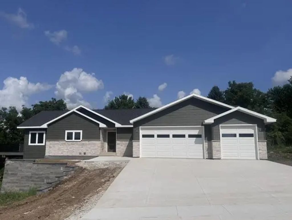 1698 Lettermore Road, Decorah