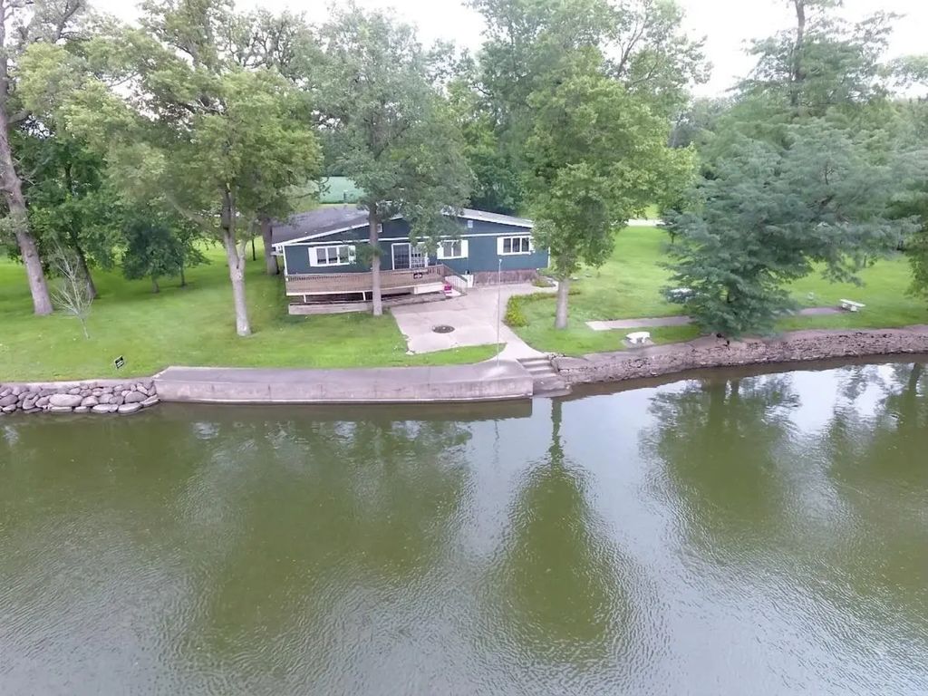 2204 Cottage Row Road, Cedar Falls