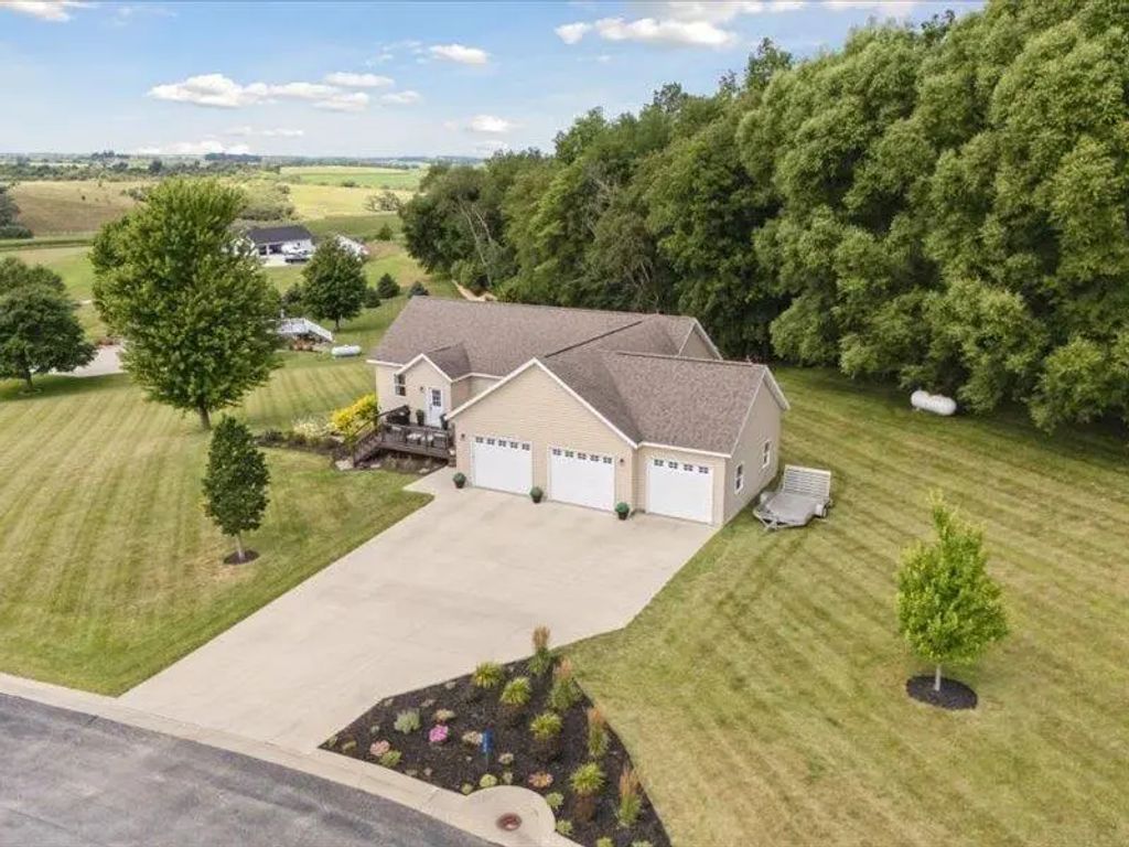 1754 Peppy Place Road, Decorah