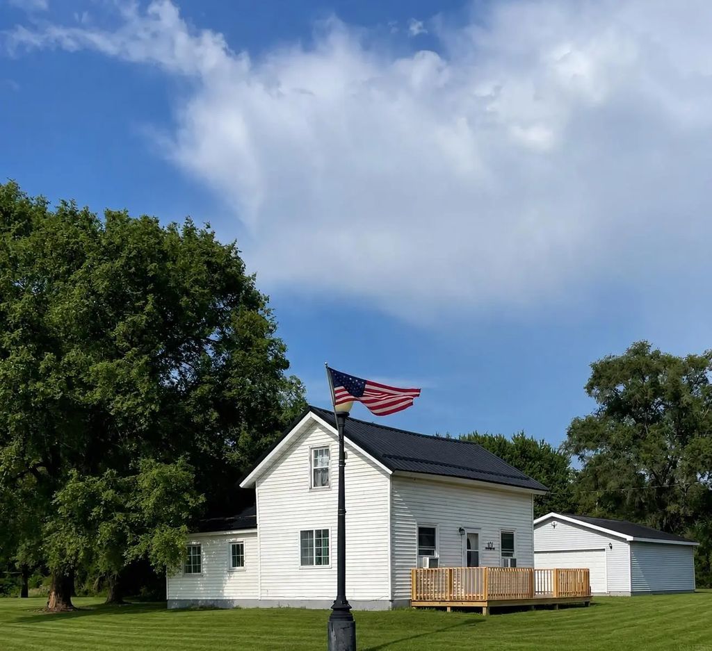 101 E Locust Street, Quasqueton